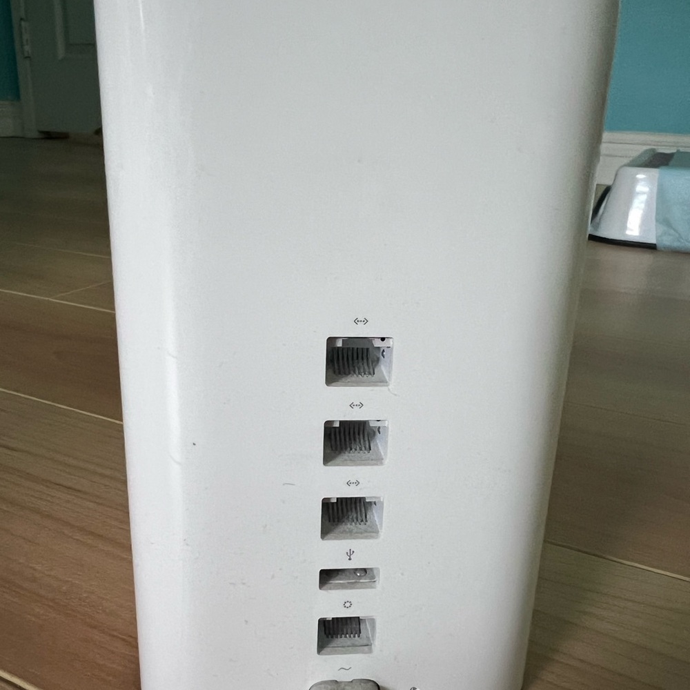 Apple White Wireless Router - Picture 3 of 8